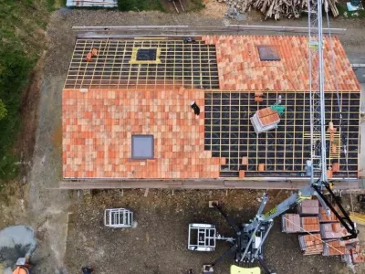  Chantier de rénovation de toitures en tuiles