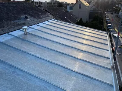 Chantier de rénovation de toitures en zinc